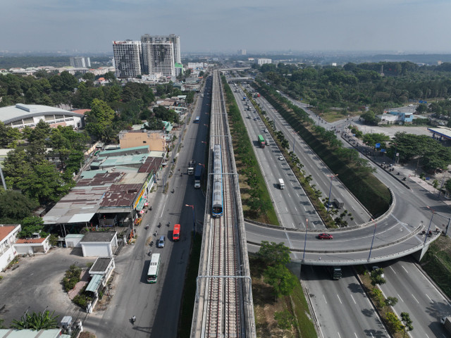 Hình ảnh tàu metro số 1 lăn bánh chạy thử gần 10km - Hình 4 Hinh anh tau metro so 1 lan banh chay thu gan 10km-Hinh-4