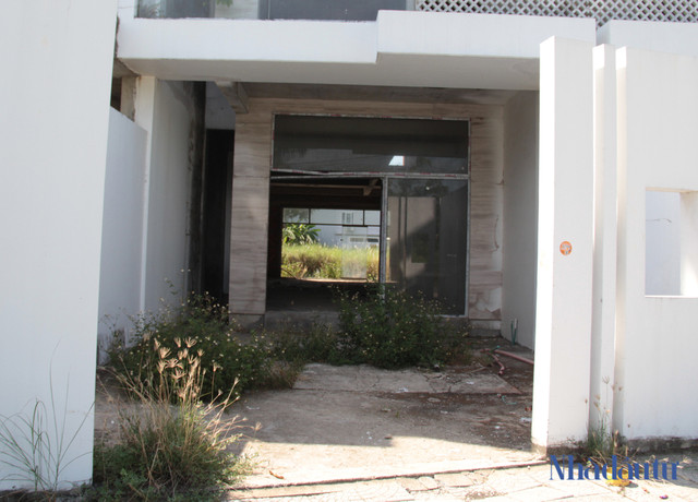 Cận cảnh hàng trăm căn shophouse bỏ hoang tại Marina Complex - Hình 8 Can canh hang tram can shophouse bo hoang tai Marina Complex-Hinh-8