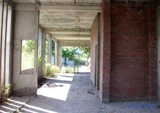 Cận cảnh hàng trăm căn shophouse bỏ hoang tại Marina Complex - Hình 6 Can canh hang tram can shophouse bo hoang tai Marina Complex-Hinh-6