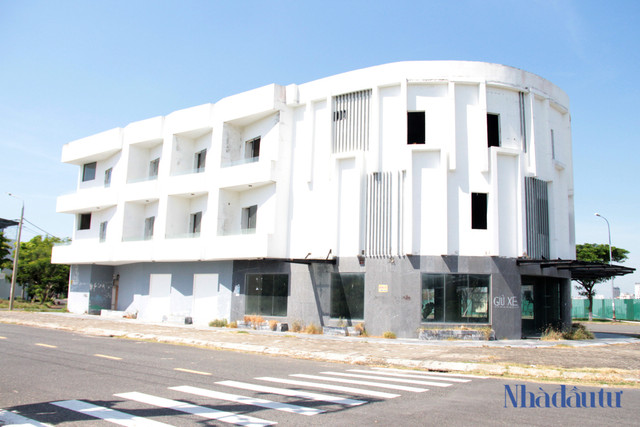 Cận cảnh hàng trăm căn shophouse bỏ hoang tại Marina Complex - Hình 4 Can canh hang tram can shophouse bo hoang tai Marina Complex-Hinh-4