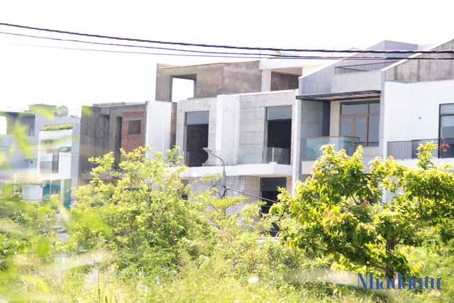 Cận cảnh hàng trăm căn shophouse bỏ hoang tại Marina Complex - Hình 7 Can canh hang tram can shophouse bo hoang tai Marina Complex-Hinh-7