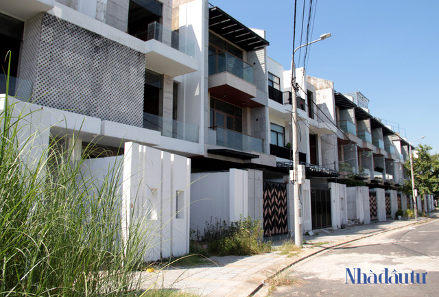 Cận cảnh hàng trăm căn shophouse bỏ hoang tại Marina Complex - Hình 3 Can canh hang tram can shophouse bo hoang tai Marina Complex-Hinh-3