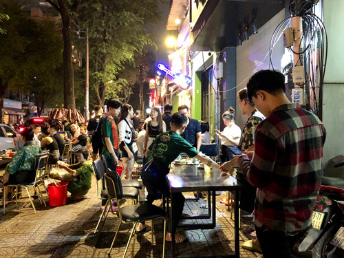 Những hình ảnh quán nhậu 'biến nơi công cộng thành lãnh địa riêng' ở TP HCM Nhung hinh anh quan nhau 'bien noi cong cong thanh lanh dia rieng' o TP HCM