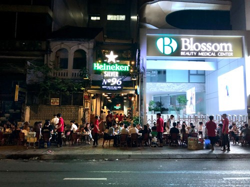 Những hình ảnh quán nhậu 'biến nơi công cộng thành lãnh địa riêng' ở TP HCM - Hình 4 Nhung hinh anh quan nhau 'bien noi cong cong thanh lanh dia rieng' o TP HCM-Hinh-4