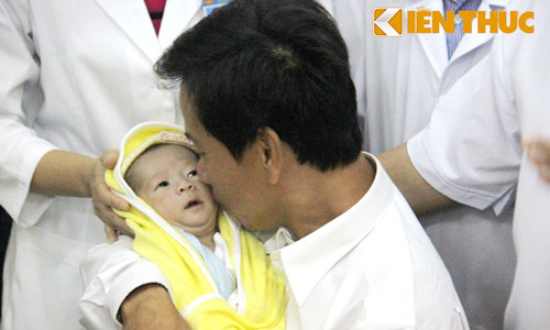 Cha con anh Nam bên nhau sau gần trọn tháng xa cách trong hoàn cảnh bé Huy ra đời sau vụ TNGT. Giờ anh Nam cùng gia đình đưa con về quê chăm sóc. Cha con anh Nam bên nhau sau gần trọn tháng xa cách trong hoàn cảnh bé Huy ra đời sau vụ TNGT. Giờ anh Nam cùng gia đình đưa con về quê chăm sóc.