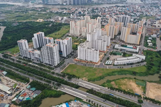 TP HCM: Gan 10.000 can ho va hon 2.000 nen dat tai dinh cu dang de trong