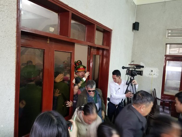 Xét xử vụ nữ sinh giao gà ở Điện Biên bị giết: Hỗn loạn xảy ra ở phòng xử án - Hình 2 Xet xu vu nu sinh giao ga o Dien Bien bi giet: Hon loan xay ra o phong xu an-Hinh-2
