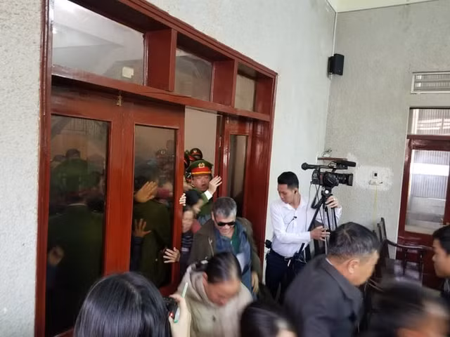 Xet xu vu nu sinh giao ga o Dien Bien bi giet: Hon loan xay ra o phong xu an-Hinh-2