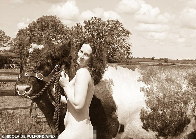 Bộ ảnh lịch khoả thân ngắm mãi không chán của những nữ nông dân - Hình 4 Bo anh lich khoa than ngam mai khong chan cua nhung nu nong dan-Hinh-4