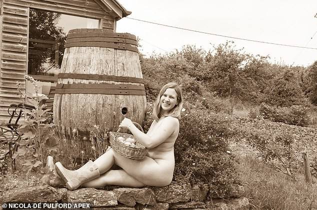 Bộ ảnh lịch khoả thân ngắm mãi không chán của những nữ nông dân - Hình 6 Bo anh lich khoa than ngam mai khong chan cua nhung nu nong dan-Hinh-6