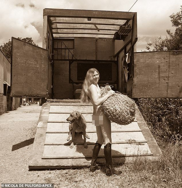 Bộ ảnh lịch khoả thân ngắm mãi không chán của những nữ nông dân - Hình 11 Bo anh lich khoa than ngam mai khong chan cua nhung nu nong dan-Hinh-11