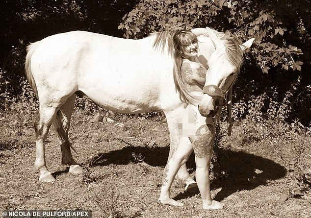 Bộ ảnh lịch khoả thân ngắm mãi không chán của những nữ nông dân - Hình 9 Bo anh lich khoa than ngam mai khong chan cua nhung nu nong dan-Hinh-9