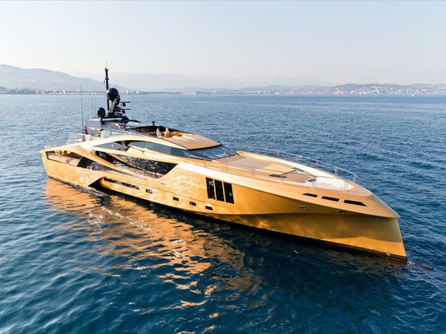 Cận cảnh du thuyền mạ vàng có giá hơn 700 tỷ đồng Can canh du thuyen ma vang co gia hon 700 ty dong