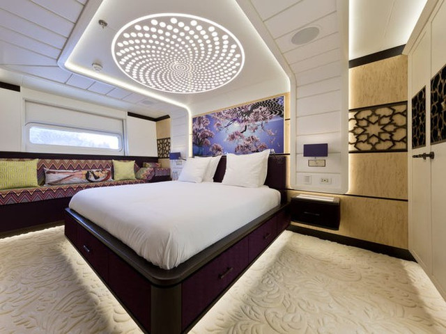 Cận cảnh du thuyền mạ vàng có giá hơn 700 tỷ đồng - Hình 3 Can canh du thuyen ma vang co gia hon 700 ty dong-Hinh-3