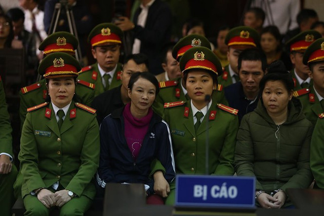 Xét xử vụ nữ sinh giao gà ở Điện Biên bị giết: Hỗn loạn xảy ra ở phòng xử án Xet xu vu nu sinh giao ga o Dien Bien bi giet: Hon loan xay ra o phong xu an