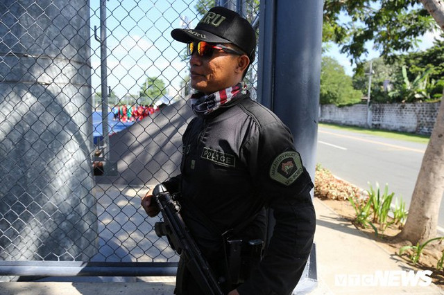 Cận cảnh hàng chục đặc vụ Philippines ôm súng theo sát U22 Việt Nam - Hình 6 Can canh hang chuc dac vu Philippines om sung theo sat U22 Viet Nam-Hinh-6