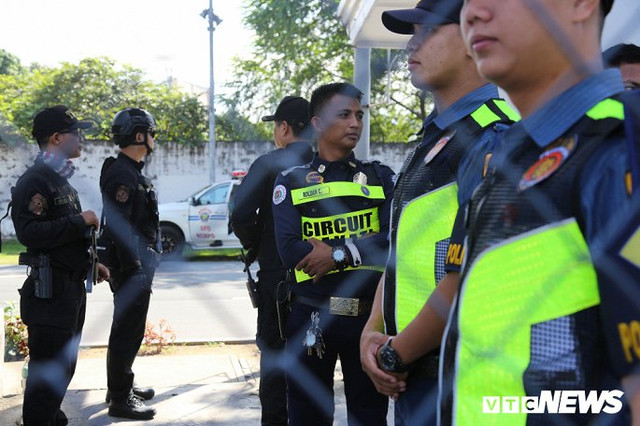 Cận cảnh hàng chục đặc vụ Philippines ôm súng theo sát U22 Việt Nam - Hình 7 Can canh hang chuc dac vu Philippines om sung theo sat U22 Viet Nam-Hinh-7