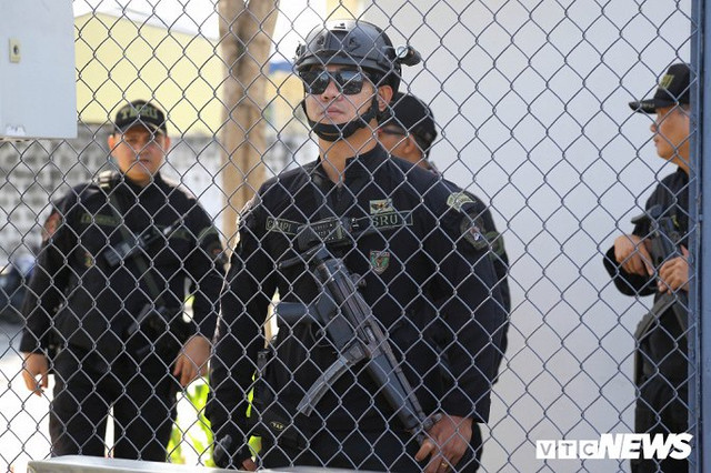 Cận cảnh hàng chục đặc vụ Philippines ôm súng theo sát U22 Việt Nam - Hình 4 Can canh hang chuc dac vu Philippines om sung theo sat U22 Viet Nam-Hinh-4