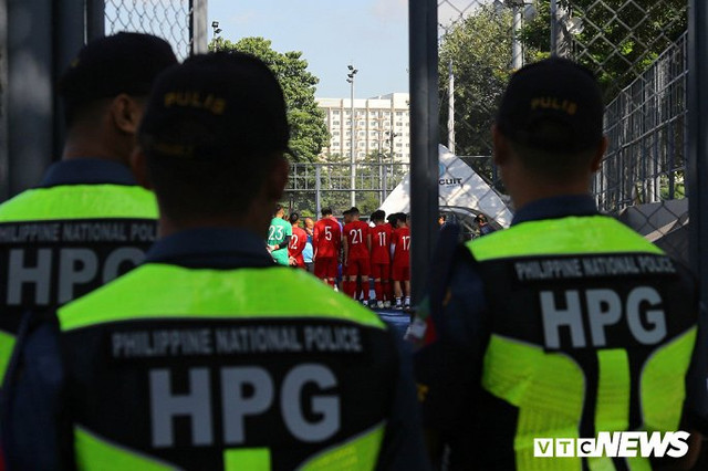 Cận cảnh hàng chục đặc vụ Philippines ôm súng theo sát U22 Việt Nam - Hình 8 Can canh hang chuc dac vu Philippines om sung theo sat U22 Viet Nam-Hinh-8