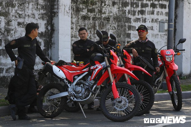 Cận cảnh hàng chục đặc vụ Philippines ôm súng theo sát U22 Việt Nam - Hình 10 Can canh hang chuc dac vu Philippines om sung theo sat U22 Viet Nam-Hinh-10