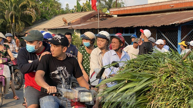 Người dân bất chấp nguy hiểm tụ tập xem cảnh sát vây kẻ nổ súng giết 4 người Nguoi dan bat chap nguy hiem tu tap xem canh sat vay ke no sung giet 4 nguoi