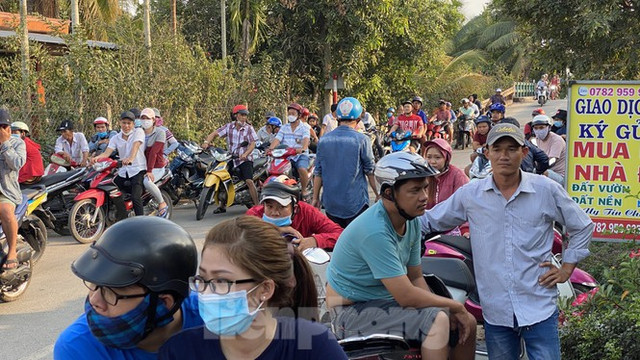 Người dân bất chấp nguy hiểm tụ tập xem cảnh sát vây kẻ nổ súng giết 4 người - Hình 8 Nguoi dan bat chap nguy hiem tu tap xem canh sat vay ke no sung giet 4 nguoi-Hinh-8