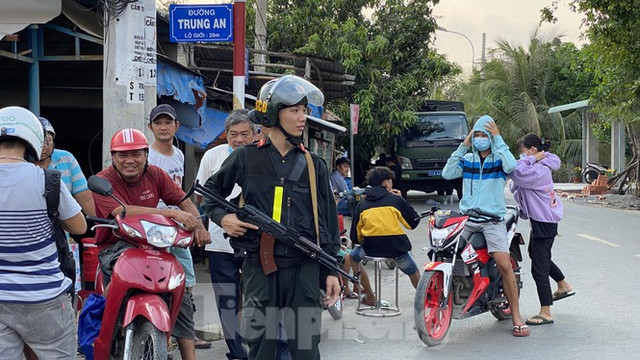 Người dân bất chấp nguy hiểm tụ tập xem cảnh sát vây kẻ nổ súng giết 4 người - Hình 3 Nguoi dan bat chap nguy hiem tu tap xem canh sat vay ke no sung giet 4 nguoi-Hinh-3