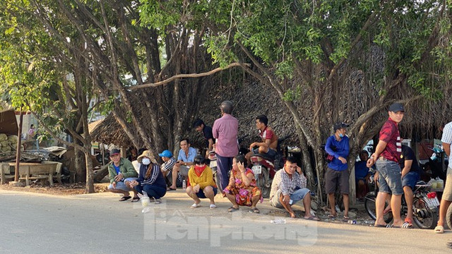 Người dân bất chấp nguy hiểm tụ tập xem cảnh sát vây kẻ nổ súng giết 4 người - Hình 10 Nguoi dan bat chap nguy hiem tu tap xem canh sat vay ke no sung giet 4 nguoi-Hinh-10