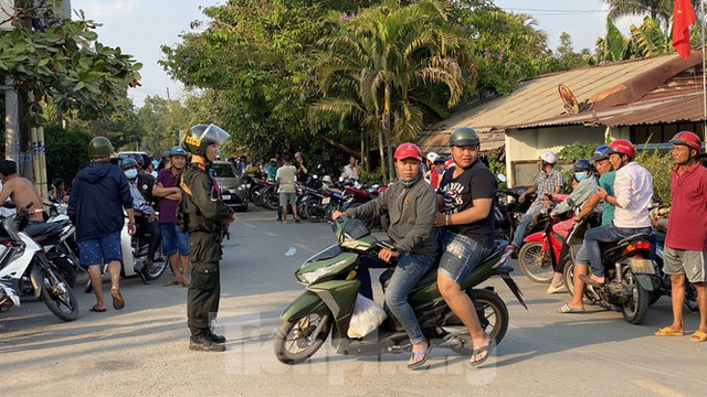 Người dân bất chấp nguy hiểm tụ tập xem cảnh sát vây kẻ nổ súng giết 4 người - Hình 4 Nguoi dan bat chap nguy hiem tu tap xem canh sat vay ke no sung giet 4 nguoi-Hinh-4