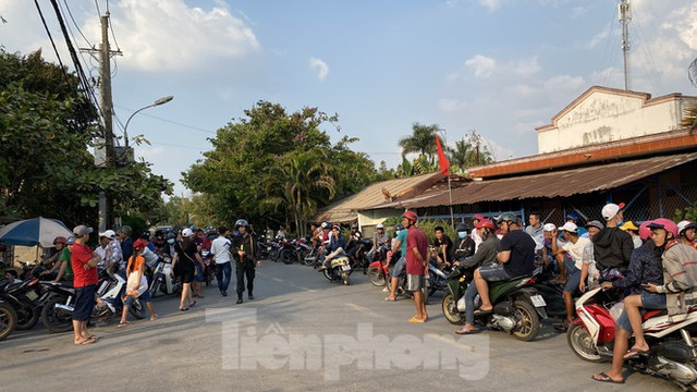 Người dân bất chấp nguy hiểm tụ tập xem cảnh sát vây kẻ nổ súng giết 4 người - Hình 7 Nguoi dan bat chap nguy hiem tu tap xem canh sat vay ke no sung giet 4 nguoi-Hinh-7