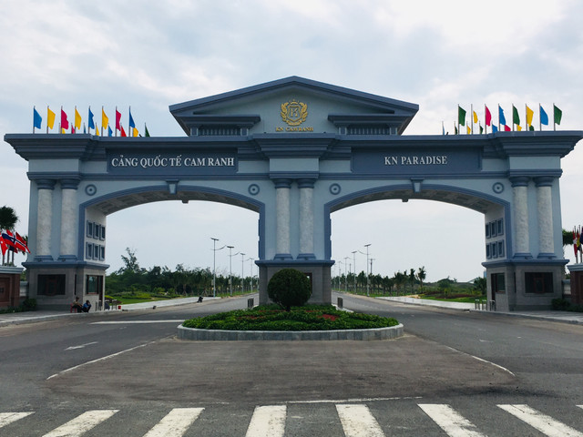 Dự án KN Paradise: Lạ đời cổng chào khu dự án nghỉ dưỡng nằm trên đất quốc phòng Du an KN Paradise: La doi cong chao khu du an nghi duong nam tren dat quoc phong