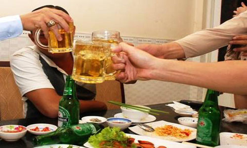 Trong lúc ăn nhậu được cho là đi tiếp khách trong giờ hành chính, 2 ông "Nội và Ngoại" của tỉnh Bình Phước đã xảy ra đánh nhau khiến một vị phải đi bệnh viện (ảnh minh họa). Trong lúc ăn nhậu được cho là đi tiếp khách trong giờ hành chính, 2 ông "Nội và Ngoại" của tỉnh Bình Phước đã xảy ra đánh nhau khiến một vị phải đi bệnh viện (ảnh minh họa).