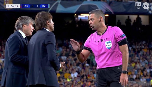 Thua ngược Barca, HLV Antonio Conte nổi điên mắng trọng tài Thua nguoc Barca, HLV Antonio Conte noi dien mang trong tai