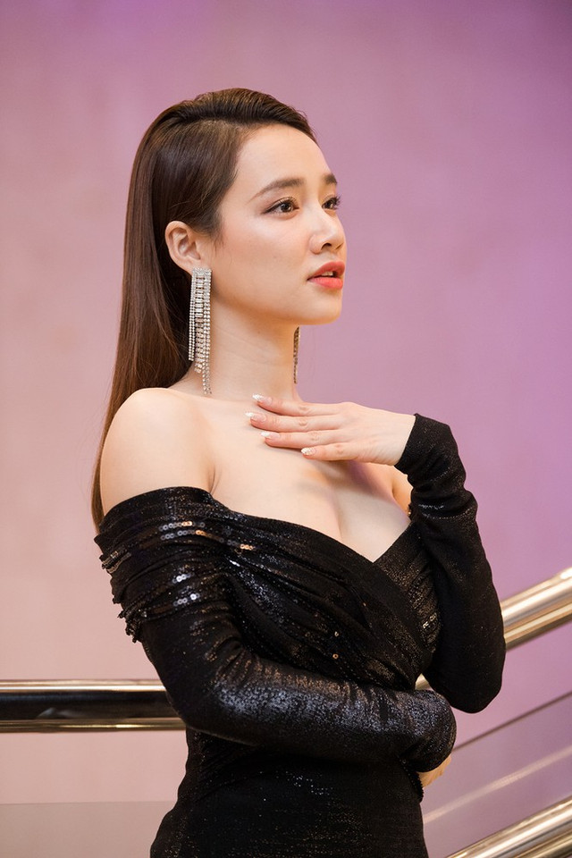 Nhã Phương mặc áo trễ nải khoe vòng một gợi cảm - Hình 5 Nha Phuong mac ao tre nai khoe vong mot goi cam-Hinh-5