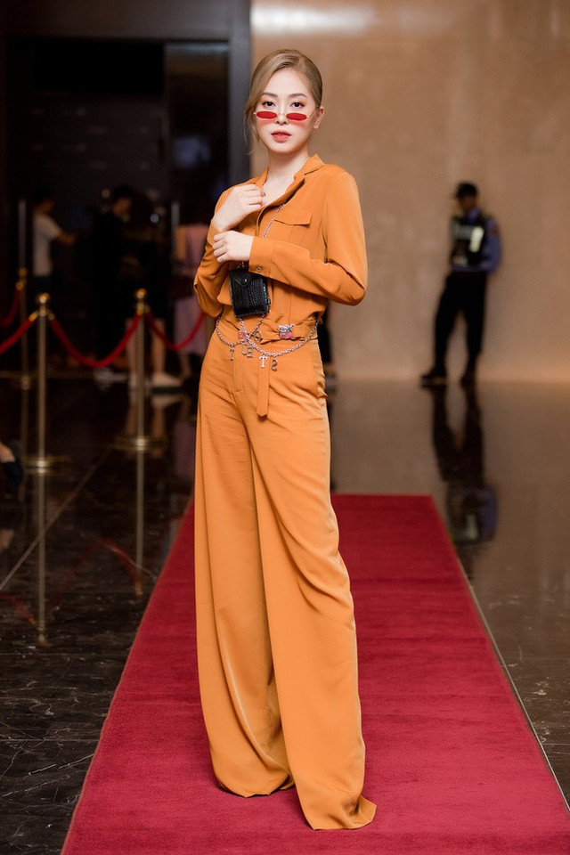 Nhã Phương mặc áo trễ nải khoe vòng một gợi cảm - Hình 10 Nha Phuong mac ao tre nai khoe vong mot goi cam-Hinh-10