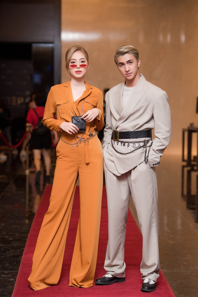 Nhã Phương mặc áo trễ nải khoe vòng một gợi cảm - Hình 11 Nha Phuong mac ao tre nai khoe vong mot goi cam-Hinh-11