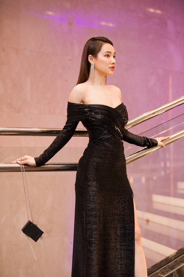 Nhã Phương mặc áo trễ nải khoe vòng một gợi cảm - Hình 3 Nha Phuong mac ao tre nai khoe vong mot goi cam-Hinh-3