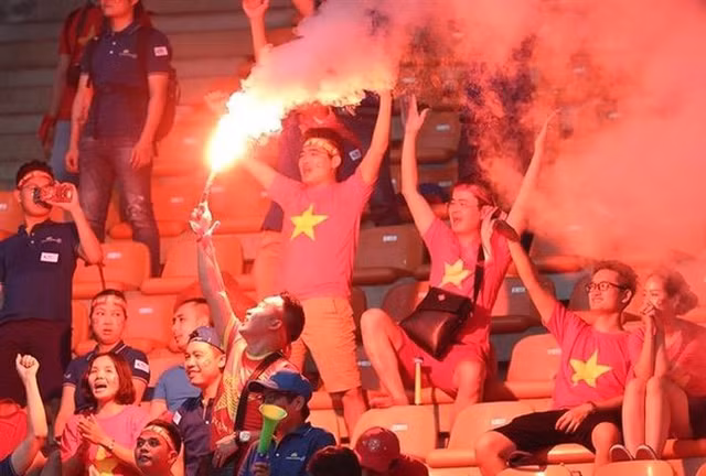 Doi tuyen Viet Nam vs Malaysia: VFF lap camera phong phao sang