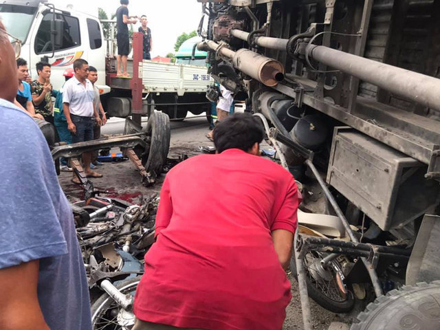 Hiện trường kinh hoàng vụ 'đứng xem tai nạn, 6 người bị xe tải lật đè trúng tử vong tại chỗ' - Hình 5 Hien truong kinh hoang vu 'dung xem tai nan, 6 nguoi bi xe tai lat de trung tu vong tai cho'-Hinh-5