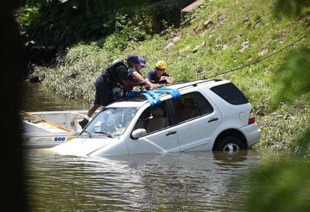 Nữ tài xế nhầm chân ga, xe sang Mercedes lao thẳng xuống sông Nu tai xe nham chan ga, xe sang Mercedes lao thang xuong song