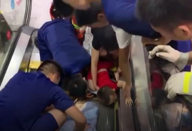 Cảnh báo cho phụ huynh: Em bé gặp tai nạn kinh hoàng khi đi thang cuốn Canh bao cho phu huynh: Em be gap tai nan kinh hoang khi di thang cuon