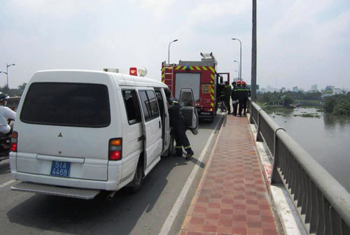 Lực lượng cảnh sát PCCC đang tích cực tìm kiếm 2 nạn nhân. Lực lượng cảnh sát PCCC đang tích cực tìm kiếm 2 nạn nhân.