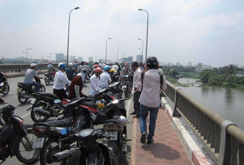 Rất đông người hiếu kỳ tập trung trên cầu Bình Triệu 1 và 2 theo dõi vụ việc. Rất đông người hiếu kỳ tập trung trên cầu Bình Triệu 1 và 2 theo dõi vụ việc.