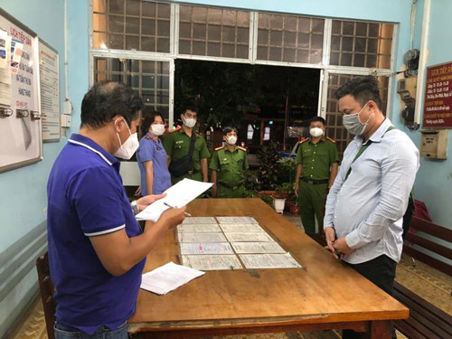 TP HCM: Công an Bình Thạnh triệt phá băng tín dụng đen Tâm ken TP HCM: Cong an Binh Thanh triet pha bang tin dung den Tam ken