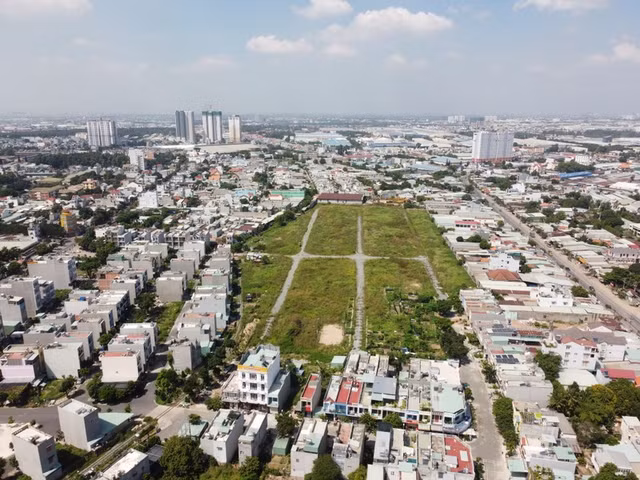 Vu Khu nha o thuong mai duong sat mo rong bi ngung hoat dong: Chu dau tu hen gap khach hang da dong tien
