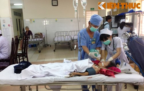 Dù được nhân viên y tế BVĐK Khu vực Thủ Đức ra sức cứu chữa, cháu Xuyến vẫn không qua khỏi đã ra đi cùng người em nhỏ của mình. Dù được nhân viên y tế BVĐK Khu vực Thủ Đức ra sức cứu chữa, cháu Xuyến vẫn không qua khỏi đã ra đi cùng người em nhỏ của mình.