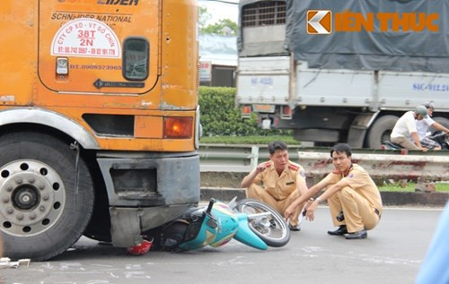 Các cán bộ CSGT tham gia khám nghiệm hiện trường cũng không khỏi chạnh lòng trước vụ tai nạn quá đau thương. Các cán bộ CSGT tham gia khám nghiệm hiện trường cũng không khỏi chạnh lòng trước vụ tai nạn quá đau thương.