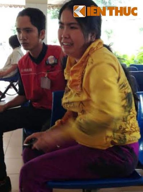 Người mẹ trẻ vô hồn cùng người thân chờ nhận xác con ở bệnh viện. Người mẹ trẻ vô hồn cùng người thân chờ nhận xác con ở bệnh viện.