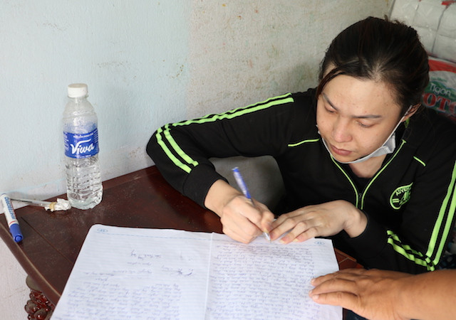 Bắt người phụ nữ vận chuyển thuốc lá lậu lúc rạng sáng Bat nguoi phu nu van chuyen thuoc la lau luc rang sang