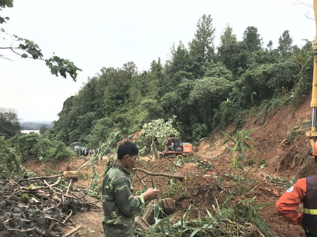 Hiện trường kinh hoàng vụ sạt lở đất khiến 22 cán bộ, chiến sĩ sư đoàn 337 mất tích - Hình 10 Hien truong kinh hoang vu sat lo dat khien 22 can bo, chien si su doan 337 mat tich-Hinh-10
